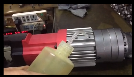 箭拓RC-22手提液压电动钢筋切断机加油如何操作